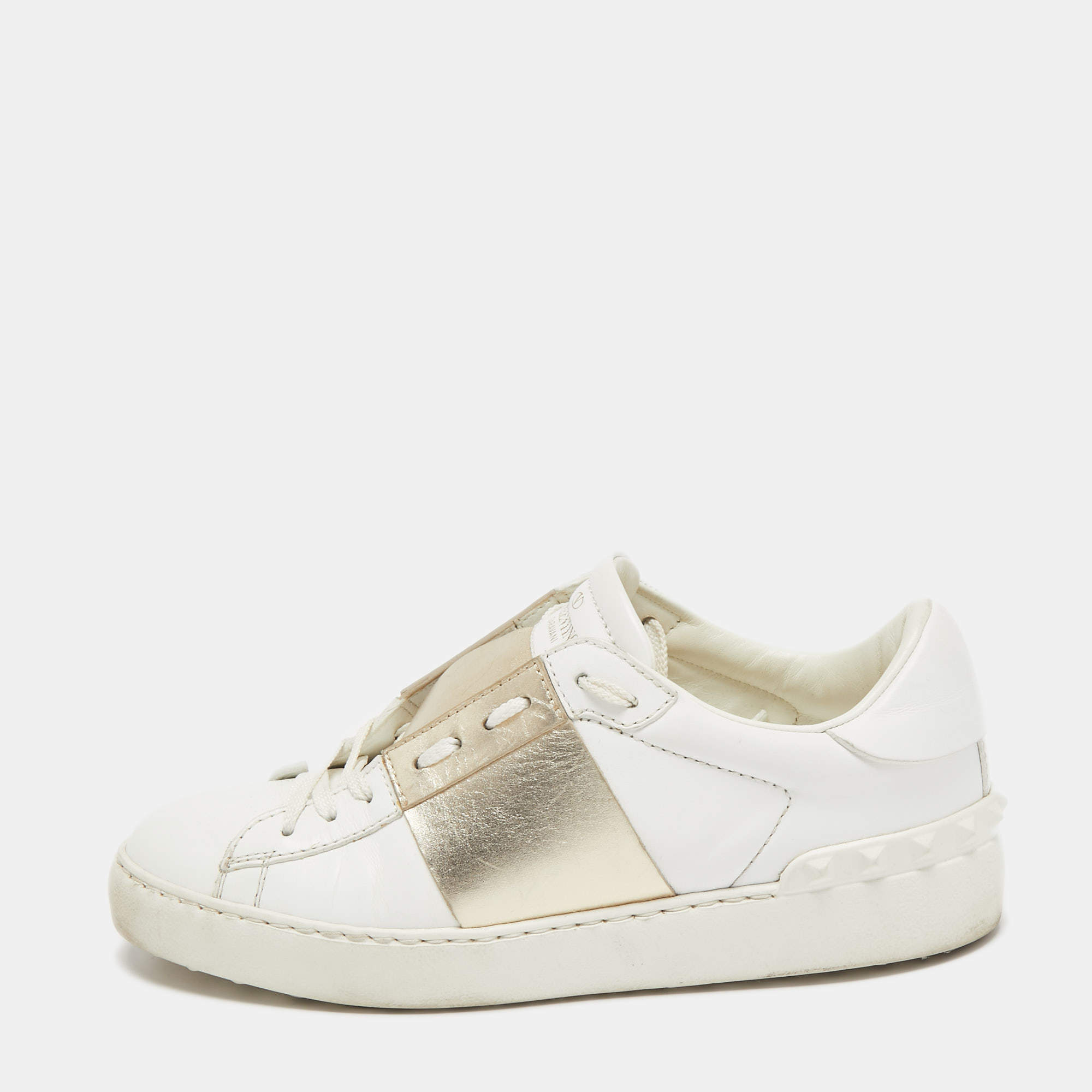 مملوكة مسبقًا Valentino White/Gold Leather Rockstud Low Top Sneakers Size 36.5