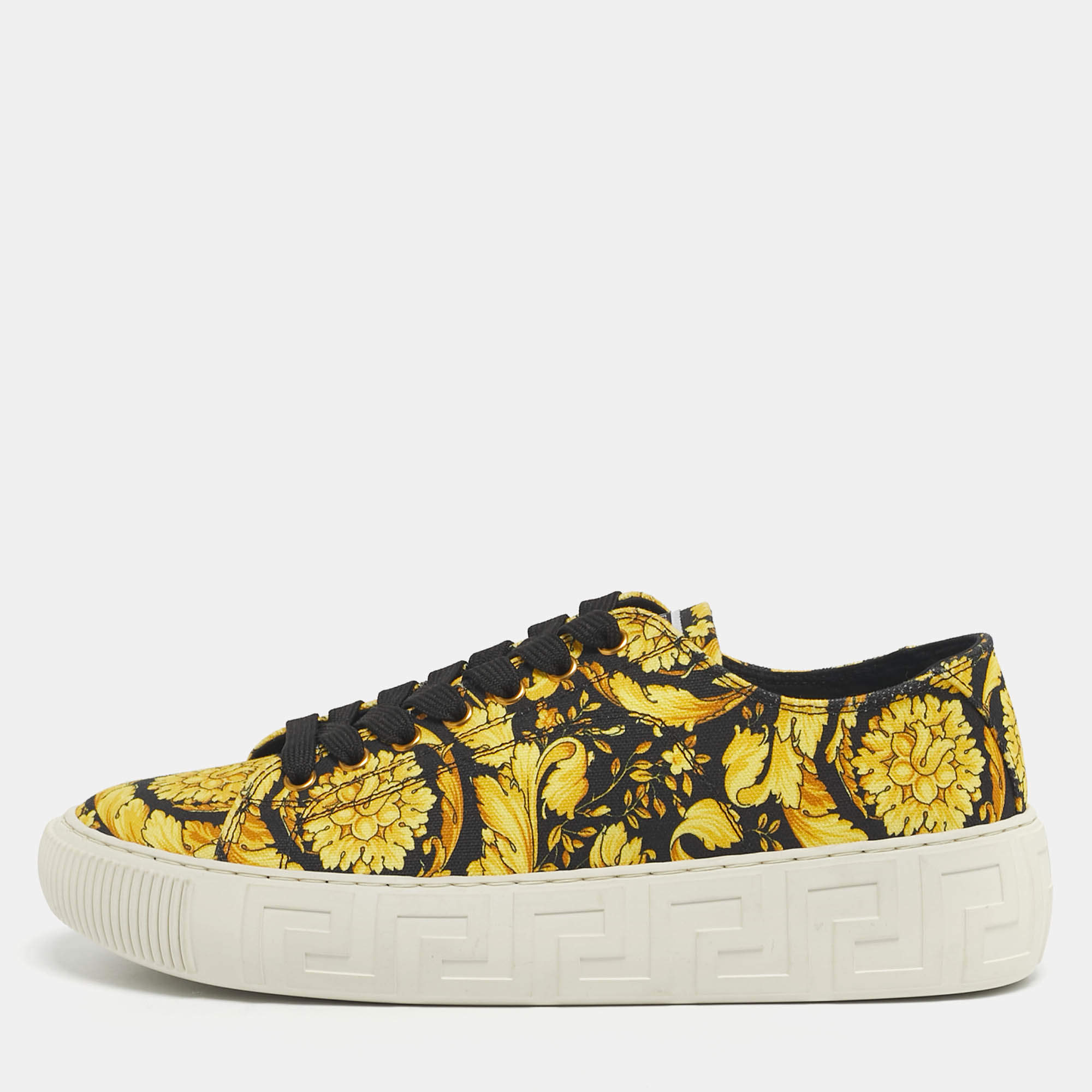 مملوكة مسبقًا حذاء رياضي فيرساتشي قماش مطبوع براقو أصفر/أسود غريكا مقاس 40