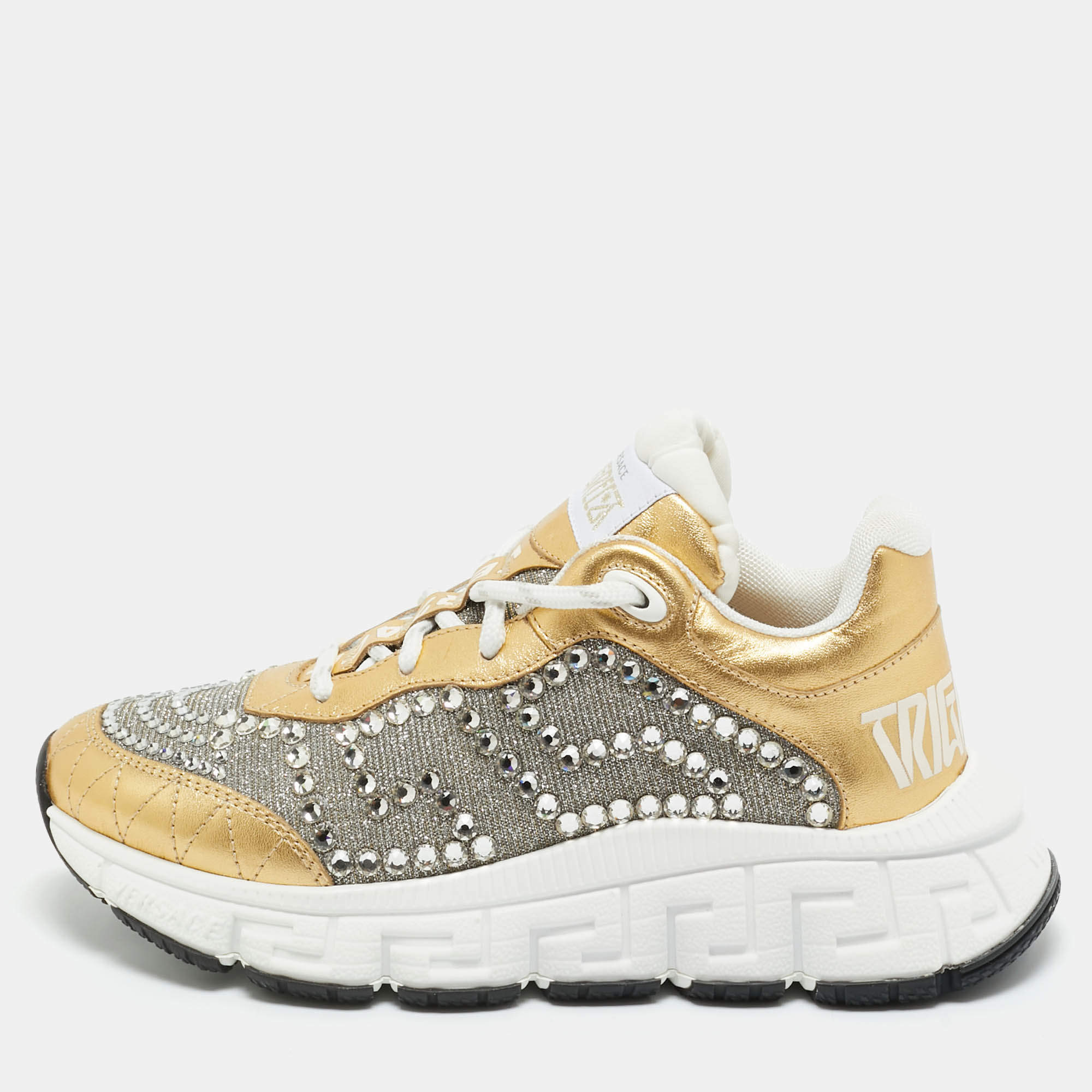 مملوكة مسبقًا حذاء رياضي فيرساتشي تريجريكا جلد وحرير لوريكس فضي/ذهبي مقاس 36