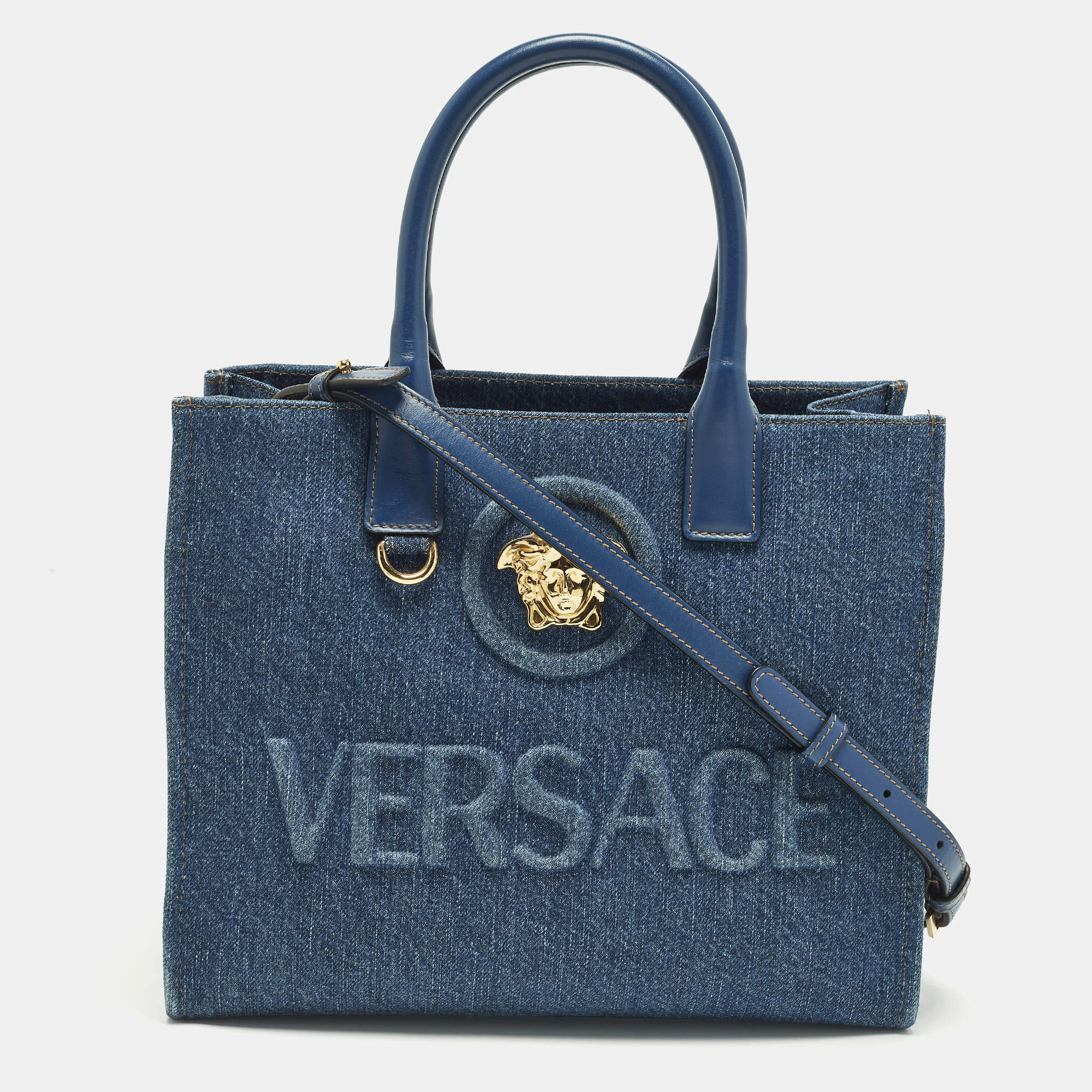 مملوكة مسبقًا Versace La Medusa Small Blue Denim Tote