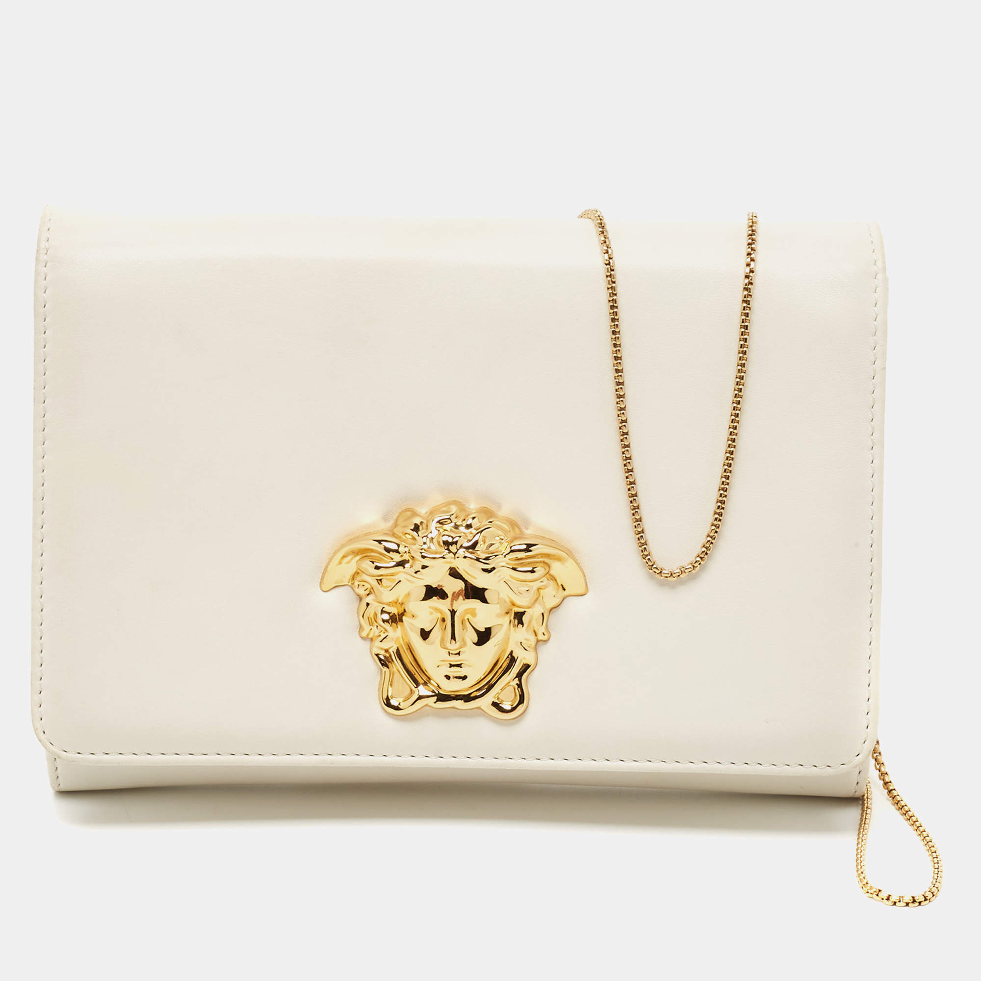 مملوكة مسبقًا Versace Off White Leather Medusa Chain Clutch