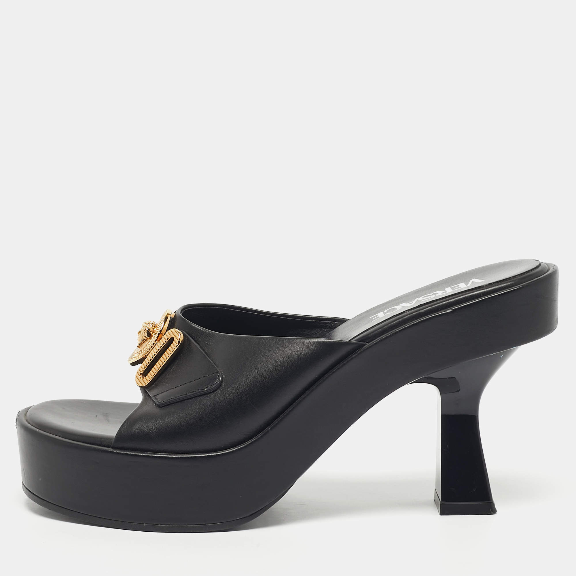 Pre Owned شبشب فيرساتشي جلد أسود ميدوسا بيغي مقاس 38