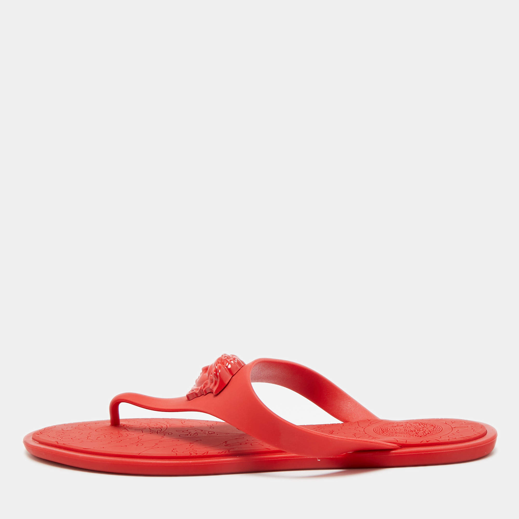 Pre Owned صندل فيرساتشي ربر أحمر مزين بوجه ميدوسا فلات مقاس 38.5