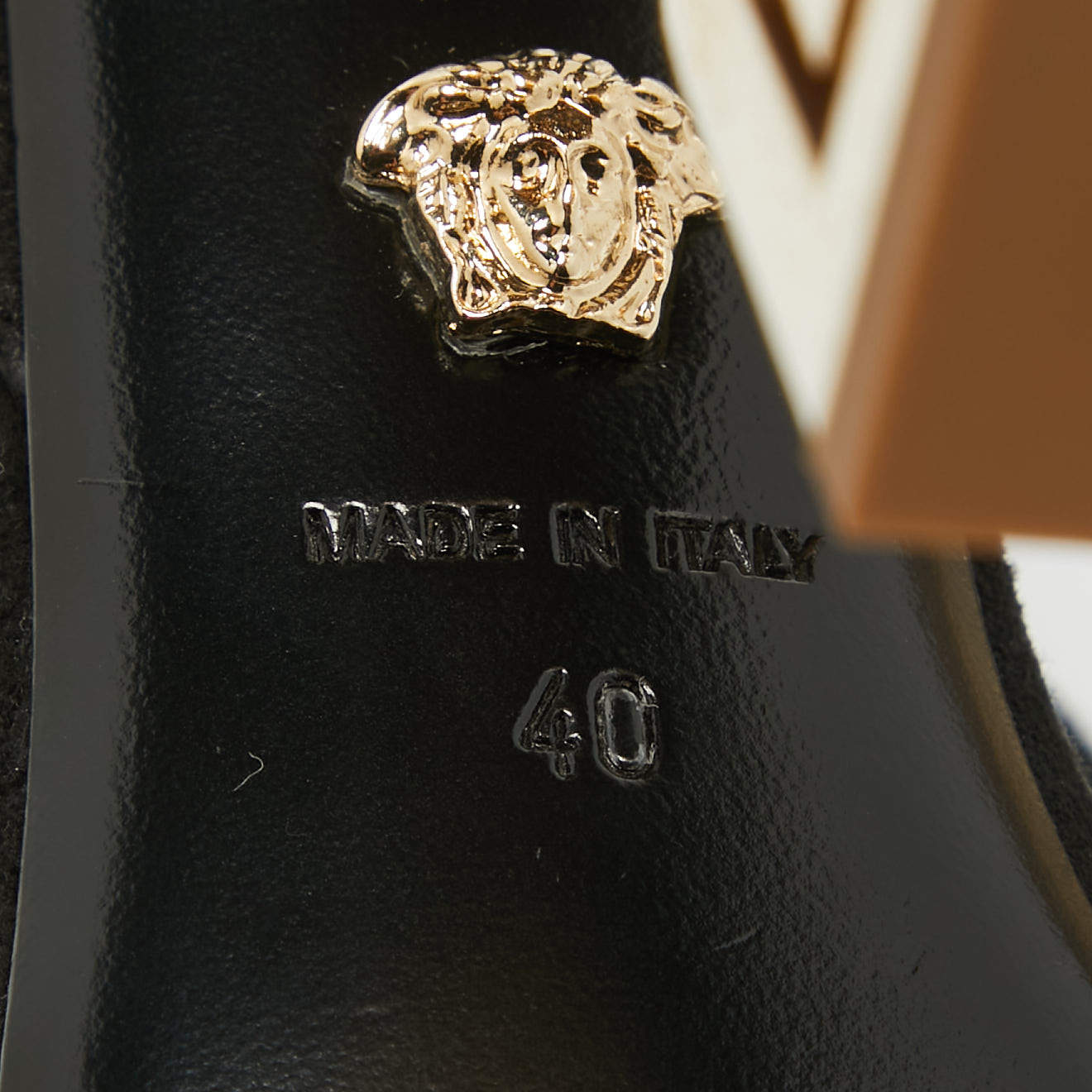 مملوكة مسبقًا Versace Black Suede Greek Key Platform Sandals Size 40
