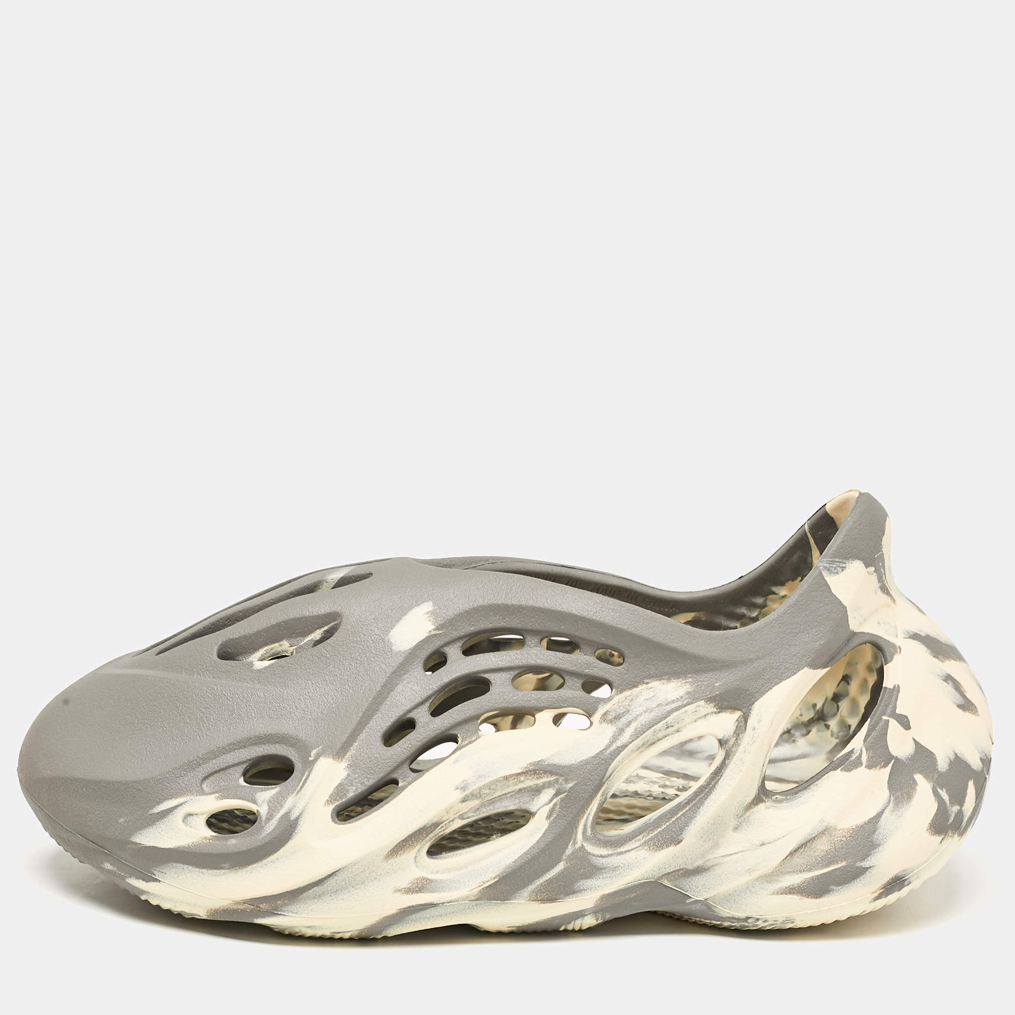 Pre Owned Yeezy x Adidas Grey/Cream Rubber Foam RNNR MXT Moon Gray Sneakers Size 40.5