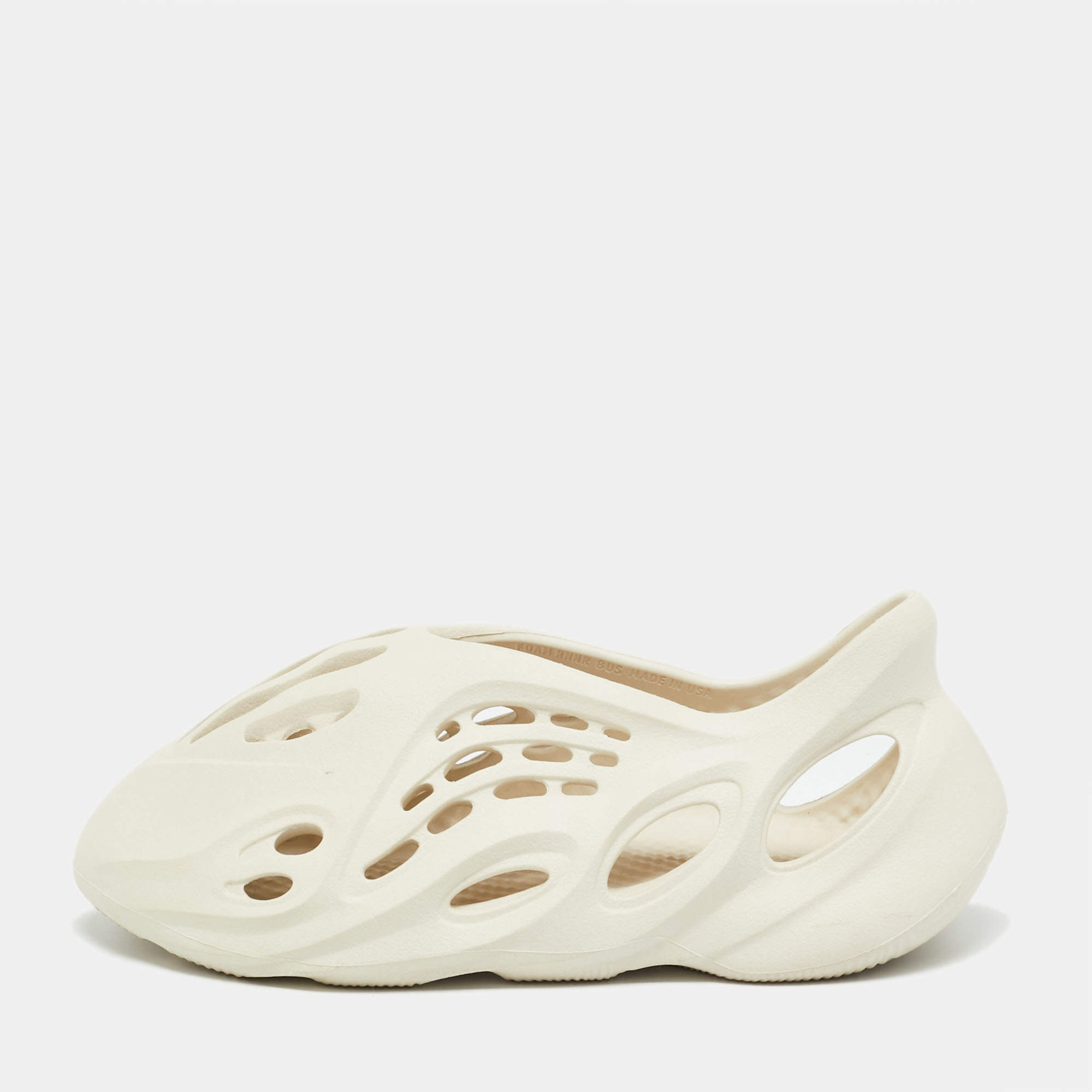 مملوكة مسبقًا Yeezy x Adidas Foam RNR Sand Size 40.5 Off White Rubber Slip On Sneakers