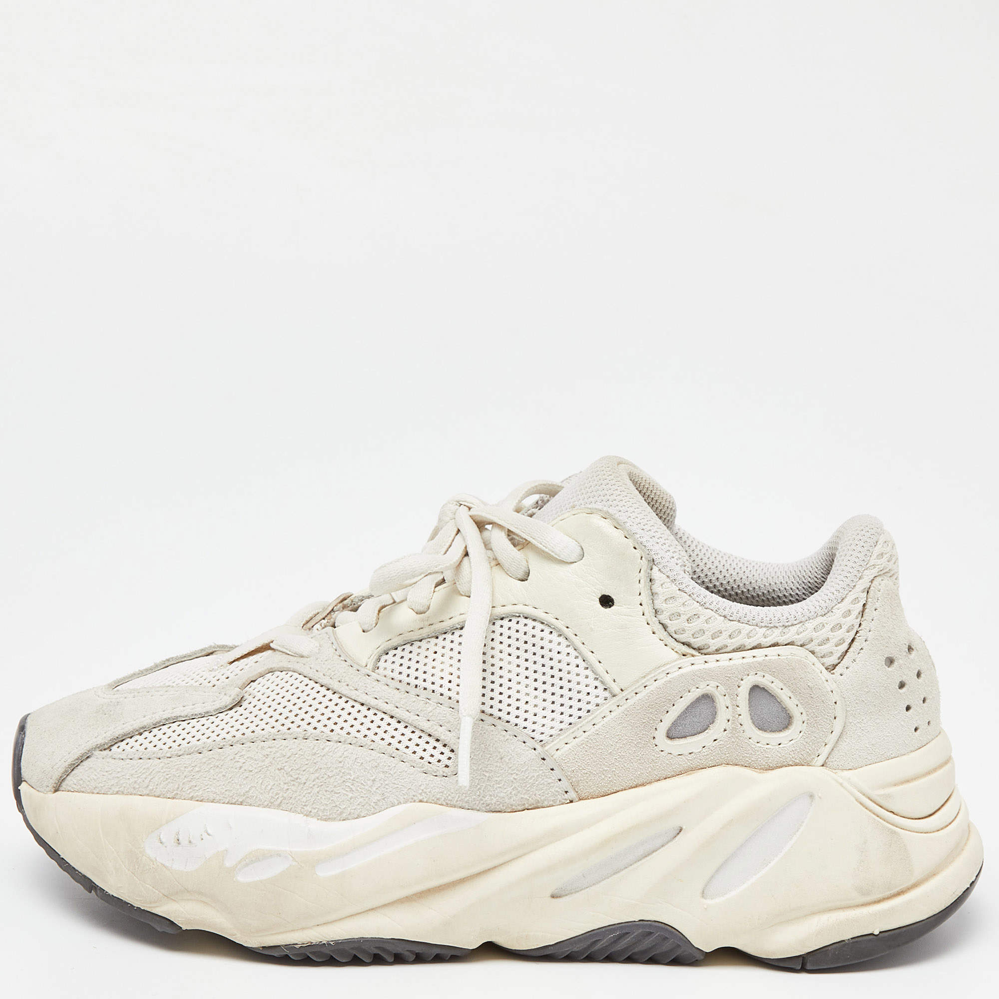 Pre Owned حذاء رياضي ييزي x أديداس بوست 700 أنالوغ شبكة وسويدي كريمي مقاس 38