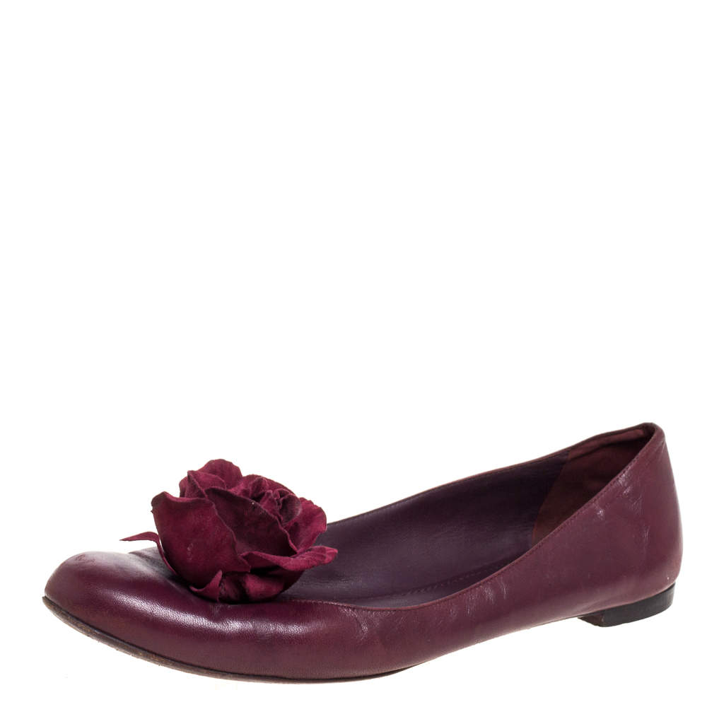 مملوكة مسبقًا حذاء فلات باليه إيف سان لوران مزخرف وردة جلد عنابي مقاس 39.5