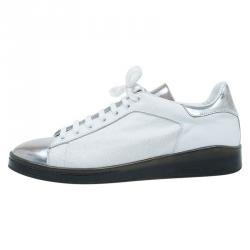 مملوكة مسبقًا حذاء رياضي أليكساندر مكوين جلد أبيض وفضي ميتاليك مزين مقاس 43