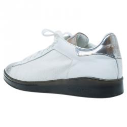 مملوكة مسبقًا حذاء رياضي أليكساندر مكوين جلد أبيض وفضي ميتاليك مزين مقاس 43