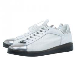 مملوكة مسبقًا حذاء رياضي أليكساندر مكوين جلد أبيض وفضي ميتاليك مزين مقاس 43