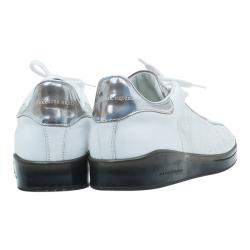 مملوكة مسبقًا حذاء ريا�ضي أليكساندر مكوين جلد أبيض وفضي ميتاليك مزين مقاس 43