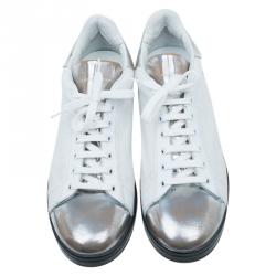 مملوكة مسبقًا حذاء رياضي أليكساندر مكوين جلد أبيض وفضي ميتاليك مزين مقاس 43
