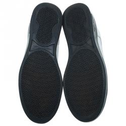 مملوكة مسبقًا حذاء رياضي أليكساندر مكوين جلد أبيض وفضي ميتاليك مزين مقاس 43