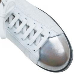 مملوكة مسبقًا حذاء رياضي أليكساندر مكوين جلد أبيض وفضي ميتاليك مزين مقاس 43