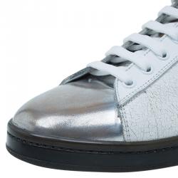 مملوكة مسبقًا حذاء رياضي أليكساندر مكوين جلد أبيض وفضي ميتاليك مزين مقاس 43