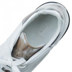 مملوكة مسبقًا حذاء رياضي أليكساندر مكوين جلد أبيض وفضي ميتاليك مزين مقاس 43