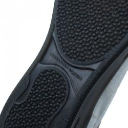 مملوكة مسبقًا حذاء رياضي أليكساندر مكوين جلد أبيض وفضي ميتاليك مزين مقاس 43