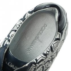 مملوكة مسبقًا حذاء رياضي دولتشي أند غابانا سويدي أزرق كحلي وجلد بالشعار المطبوع مقاس 44