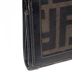 مملوكة مسبقًا محفظة فندي زوكا بغطاء