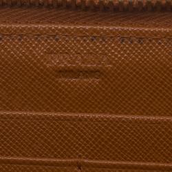 مملوكة مسبقًا Prada Orange Saffiano Metal Oro Side-Zip Wallet