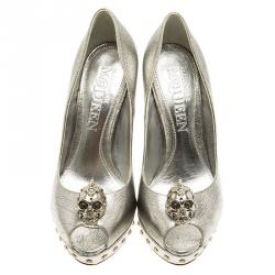 Pre Owned Alexander McQueen Metallic Silver Skull Embellished Peep Toe Platform Pumps Size 37
