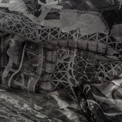 Pre Owned وشاح أليكساندر ماكوين منقوش حرير رصاصي مربع