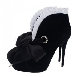 مملوكة مسبقًا Alexander McQueen Black Velvet Bow Embellished Ankle Boots Size 38.5