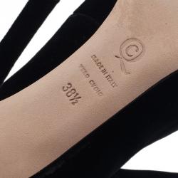 مملوكة مسبقًا Alexander McQueen Black Velvet Bow Embellished Ankle Boots Size 38.5