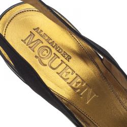 Pre Owned صندل أليكساندر مكوين بفتحة كعب وأصبع ساتان منقوش أسود مقاس 40