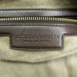 مملوكة مسبقًا حقيبة بوتيغا فينيتا متوسطة جلد نابا إنترشياتو بنية داكنة