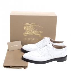 Pre Owned حذاء أوكسفورد بربري غيني جلد أبيض بروغي برباط مقاس 38