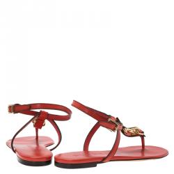 مملوكة مسبقًا صندل اصبع بربري ريزون بشريط كاحل جلد أحمر مقاس 39