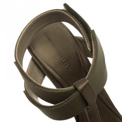 مملوكة مسبقًا صندل بربري ساتان رصاصي داكن سير حرف T نعل سميك مقاس 39