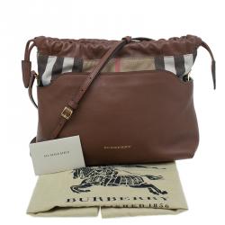 مملوكة مسبقًا حقيبة كروس بربري ليتل كراش كانفاس هاوس تشيك بني وجلد