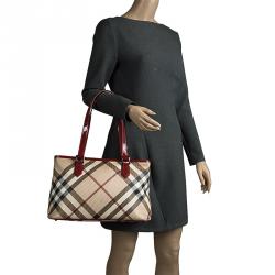 مملوكة مسبقًا حقيبة يد بربري نيكي PVC كاروهات نوفا حمراء