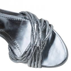 مملوكة مسبقًا صندل بربري برورسوم بحزام كاحل جلد ميتاليك فضي مقاس 35