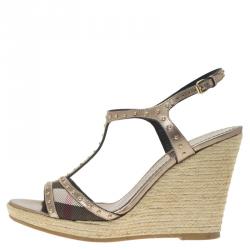 مملوكة مسبقًا صندل إسبادريل بربري جلد ذهبي وقماش بني كاروهات نوفا سير حرف T مرصع كعب روكي مقاس 39