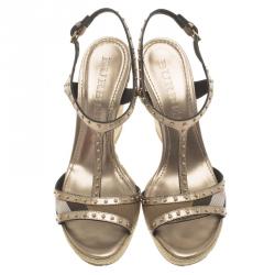 مملوكة مسبقًا صندل إسبادريل بربري جلد ذهبي وقماش بني كاروهات نوفا سير حرف T مرصع كعب روكي مقاس 39