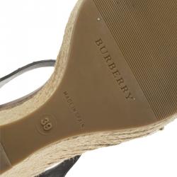 مملوكة مسبقًا صندل إسبادريل بربري جلد ذهبي وقماش بني كاروهات نوفا سير حرف T مرصع كعب روكي مقاس 39