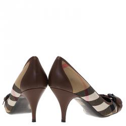 مملوكة مسبقًا حذاء كعب عالي بربري جلد بني وكانفاس نوفاتشيك بإبزيم مقاس 39