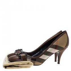 مملوكة مسبقًا حذاء كعب عالي بربري جلد بني وكانفاس نوفاتشيك بإبزيم مقاس 39