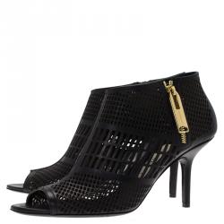 Pre Owned حذاء بوت للكاحل بربري باينتون مقدمة مفتوحة جلد أسود مقاس 38.5