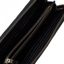 Pre Owned Carolina Herrera Black Quilted Leather Zip Around Wallet