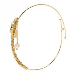 Pre Owned CH Carolina Herrera Logo and Faux Pearl Charm Gold Tone Bracelet 18cm