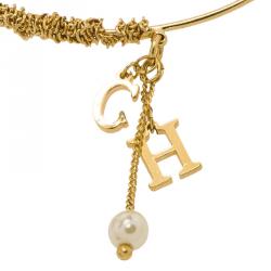 Pre Owned CH Carolina Herrera Logo and Faux Pearl Charm Gold Tone Bracelet 18cm