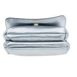 مملوكة مسبقًا حقيبة كلتش سي أتش كارولينا هريرا جلد فضي