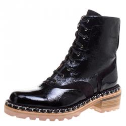 مملوكة مسبقًا بوت شانيل جلد أسود لامع برباط تفاصيل سلسلة مقاس 40