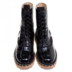 مملوكة مسبقًا بوت شانيل جلد أسود لامع برباط تفاصيل سلسلة مقاس 40