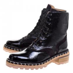 مملوكة مسبقًا بوت شانيل جلد أسود لامع برباط تفاصيل سلسلة مقاس 40